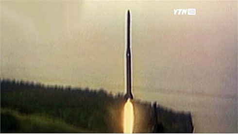 Tên lửa Triều Tiên nổ tung, rụng xuống biển khi vừa rời bệ
