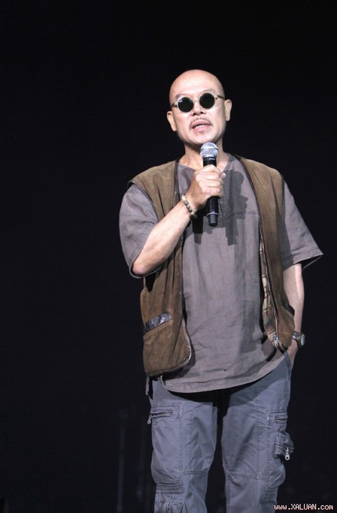 HS Thành Chương áo ký giả, kính đen, quần hộp làm MC