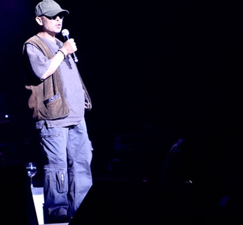 HS Thành Chương áo ký giả, kính đen, quần hộp làm MC