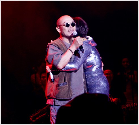 HS Thành Chương áo ký giả, kính đen, quần hộp làm MC