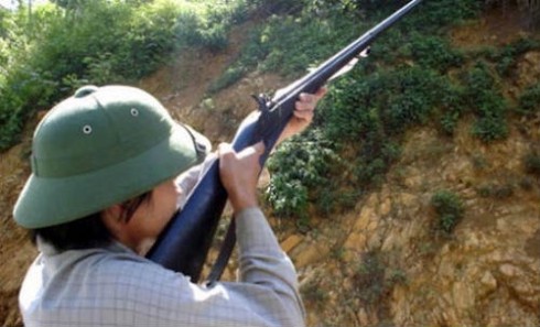 Dùng súng tự chế bắn trọng thương 2 công an