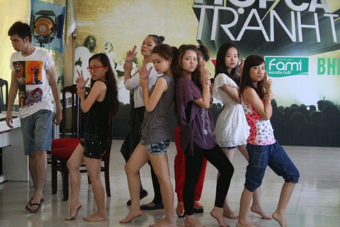 Đinh Tùng hủy sô, tập luyện cùng Hợp ca