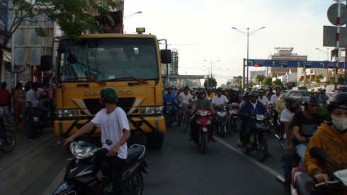 Chồng bất lực nhìn xe cẩu cán vợ