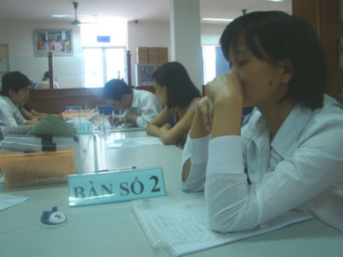 Người Hà Nội rầu rĩ đi đăng ký thất nghiệp