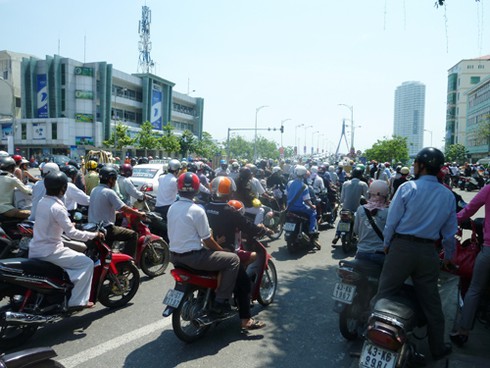Cầu Sông Hàn `tê liệt` do... đua xe đạp