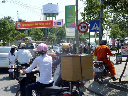 Cầu Sông Hàn `tê liệt` do... đua xe đạp