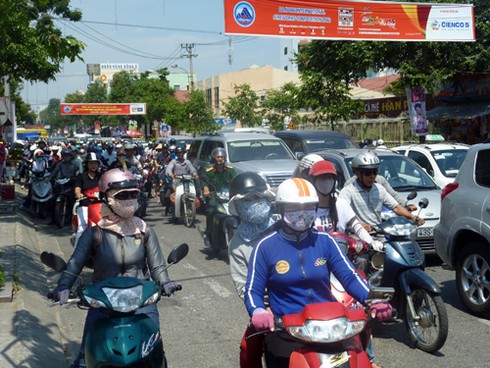 Cầu Sông Hàn `tê liệt` do... đua xe đạp