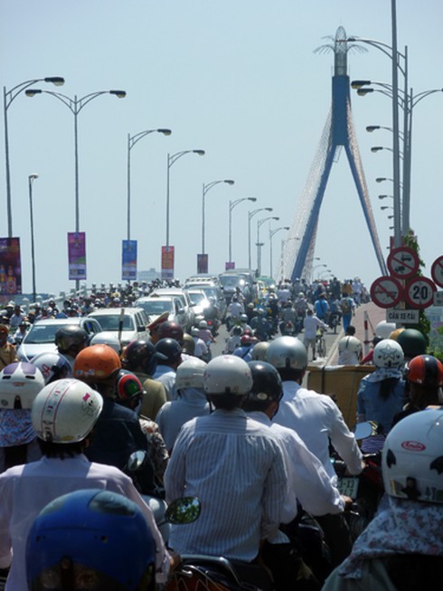 Cầu Sông Hàn `tê liệt` do... đua xe đạp