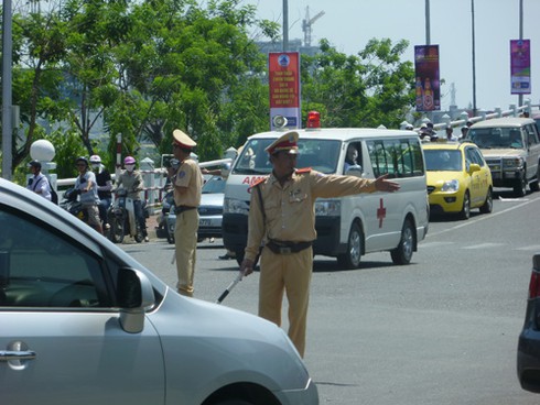 Cầu Sông Hàn `tê liệt` do... đua xe đạp