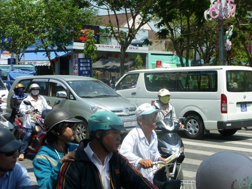 Cầu Sông Hàn `tê liệt` do... đua xe đạp