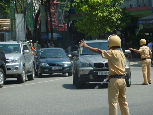 Cầu Sông Hàn `tê liệt` do... đua xe đạp