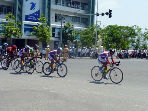 Cầu Sông Hàn `tê liệt` do... đua xe đạp