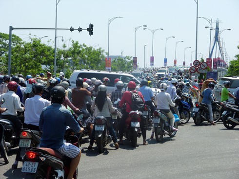 Cầu Sông Hàn `tê liệt` do... đua xe đạp