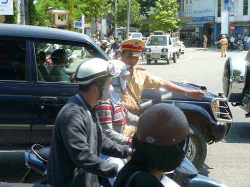 Cầu Sông Hàn `tê liệt` do... đua xe đạp