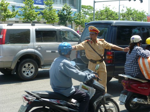 Cầu Sông Hàn `tê liệt` do... đua xe đạp