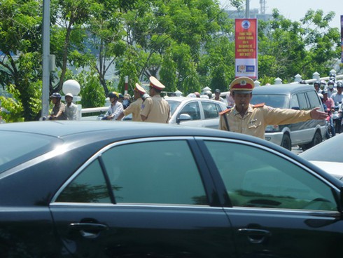 Cầu Sông Hàn `tê liệt` do... đua xe đạp