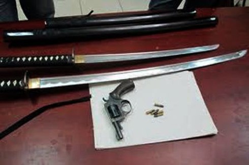 Bị bắt khi mang “hàng nóng” dạo phố