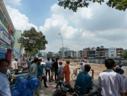 Phát hiện xác bị thiêu cháy, trôi trên kênh Nhiêu Lộc