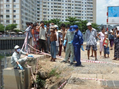 Phát hiện xác bị thiêu cháy, trôi trên kênh Nhiêu Lộc