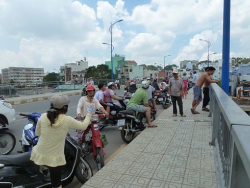 Phát hiện xác bị thiêu cháy, trôi trên kênh Nhiêu Lộc