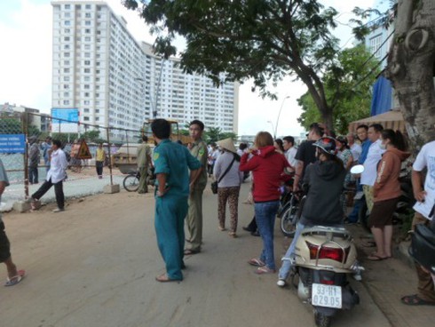 Phát hiện xác bị thiêu cháy, trôi trên kênh Nhiêu Lộc