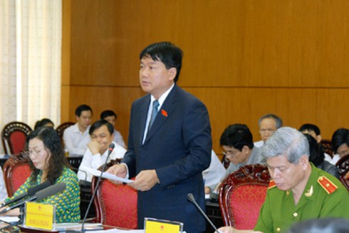 Cách dễ dàng nhất là thu tiền của dân?