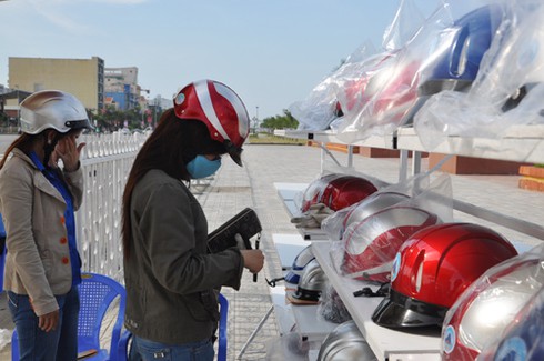 Đà Nẵng: Đổi mũ bảo hiểm không còn `rẻ như cho`
