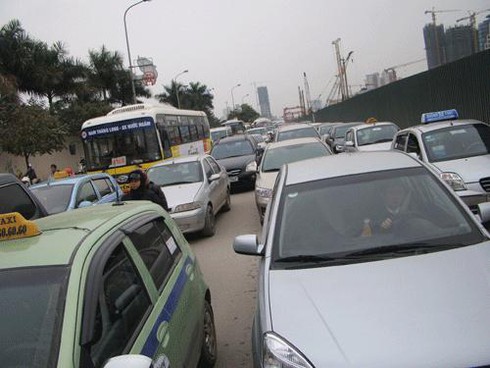 Sao cứ thi nhau “đè” ô tô ra mà… “xử”?