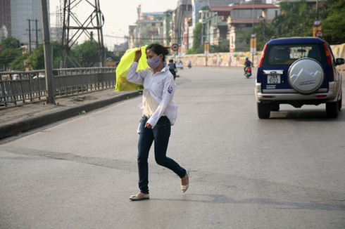 Người dân thủ đô `loay hoay` trốn nóng.