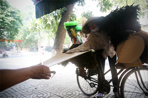 Người dân thủ đô `loay hoay` trốn nóng.