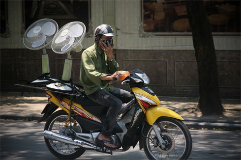 Người dân thủ đô `loay hoay` trốn nóng.