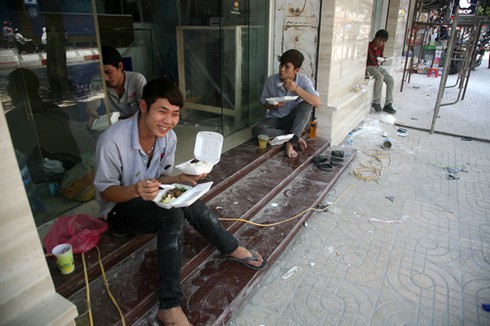 Người dân thủ đô `loay hoay` trốn nóng.