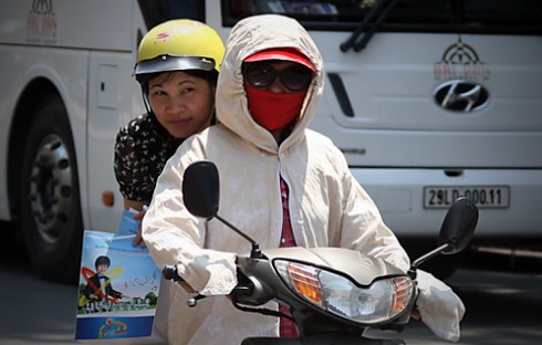 Người dân thủ đô `loay hoay` trốn nóng.