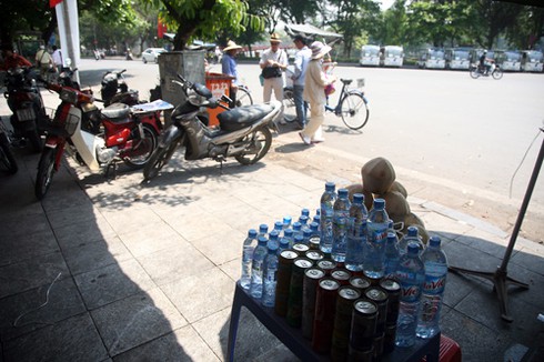 Người dân thủ đô `loay hoay` trốn nóng.