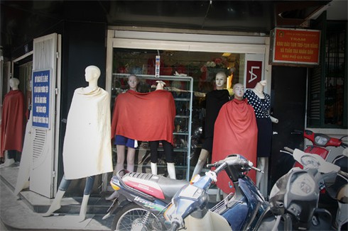 Người dân thủ đô `loay hoay` trốn nóng.