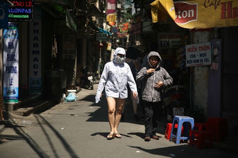 Người dân thủ đô `loay hoay` trốn nóng.