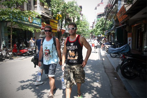 Người dân thủ đô `loay hoay` trốn nóng.