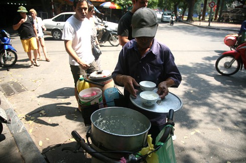 Người dân thủ đô `loay hoay` trốn nóng.