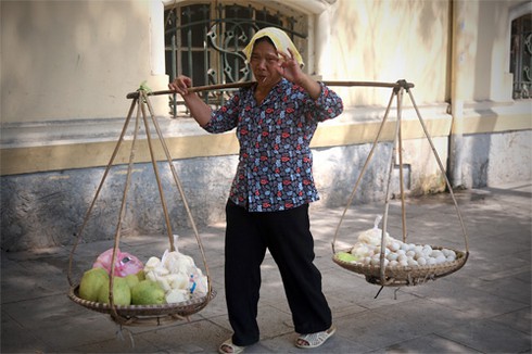 Người dân thủ đô `loay hoay` trốn nóng.