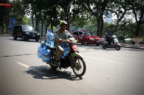 Người dân thủ đô `loay hoay` trốn nóng.