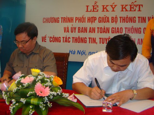 Bộ TT&TT phối hợp tuyên truyền ATGT năm 2012