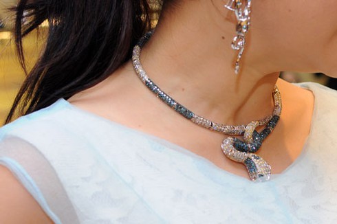 Lý Nhã Kỳ khoe kim cương rắn hơn 10 tỷ