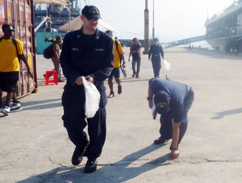 Hải quân Mỹ nhặt rác trên cảng Tiên Sa, Đà Nẵng!