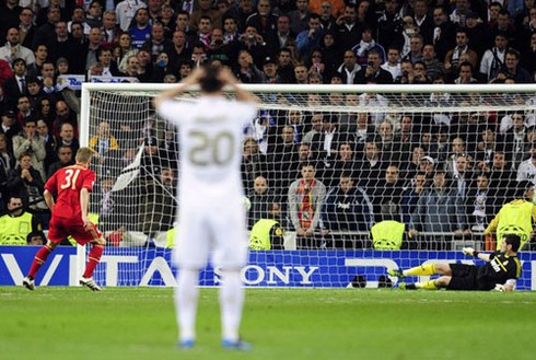 Ronaldo, Kaka quỵ gối nức nở khi Real bị loại khỏi Champions League