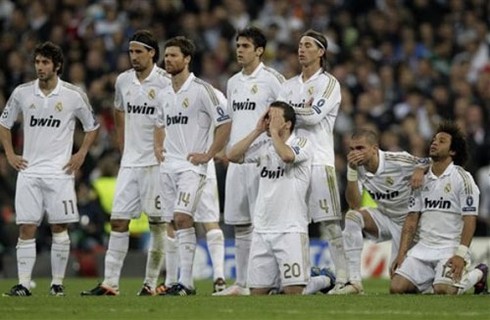Ronaldo, Kaka quỵ gối nức nở khi Real bị loại khỏi Champions League