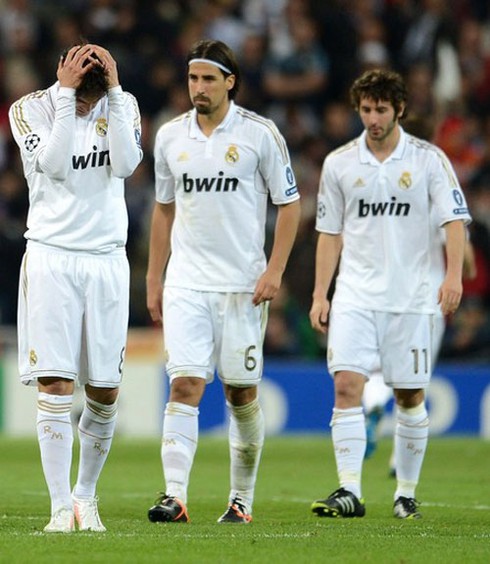 Ronaldo, Kaka quỵ gối nức nở khi Real bị loại khỏi Champions League