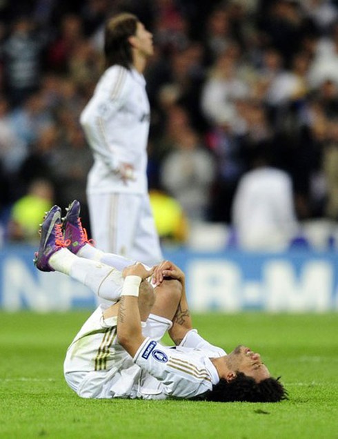 Ronaldo, Kaka quỵ gối nức nở khi Real bị loại khỏi Champions League