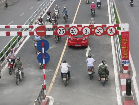 Thông xe 2 cầu vượt nhẹ tại các nút tắc