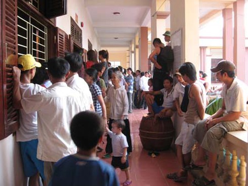 Kiến nghị về đất đai, dân nấu cơm tại trụ sở UBND xã