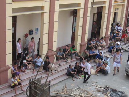 Kiến nghị về đất đai, dân nấu cơm tại trụ sở UBND xã